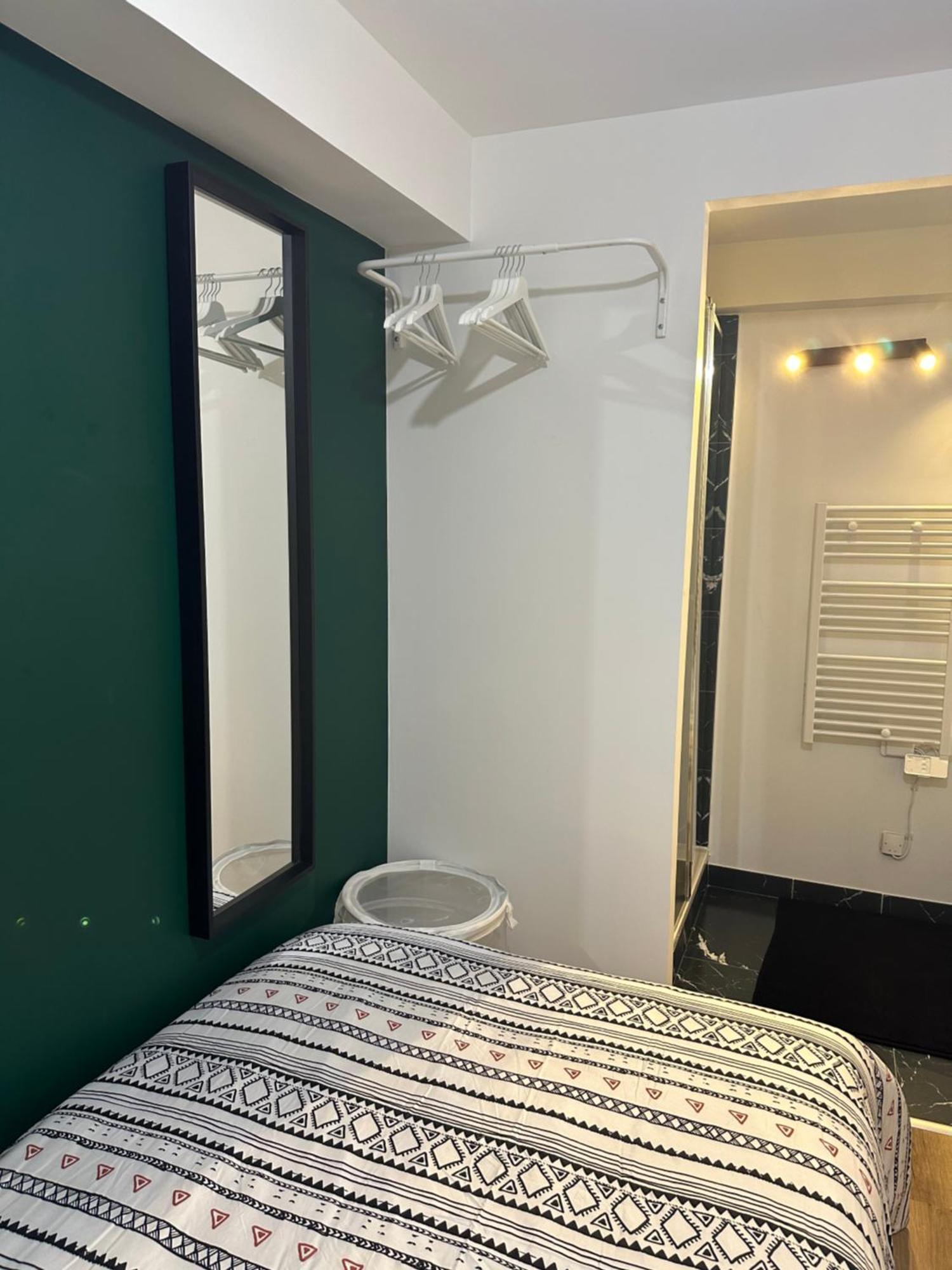 The House , Grand Parking, Proche Gare, Jardin, Jacuzzi * Saint-Brieuc