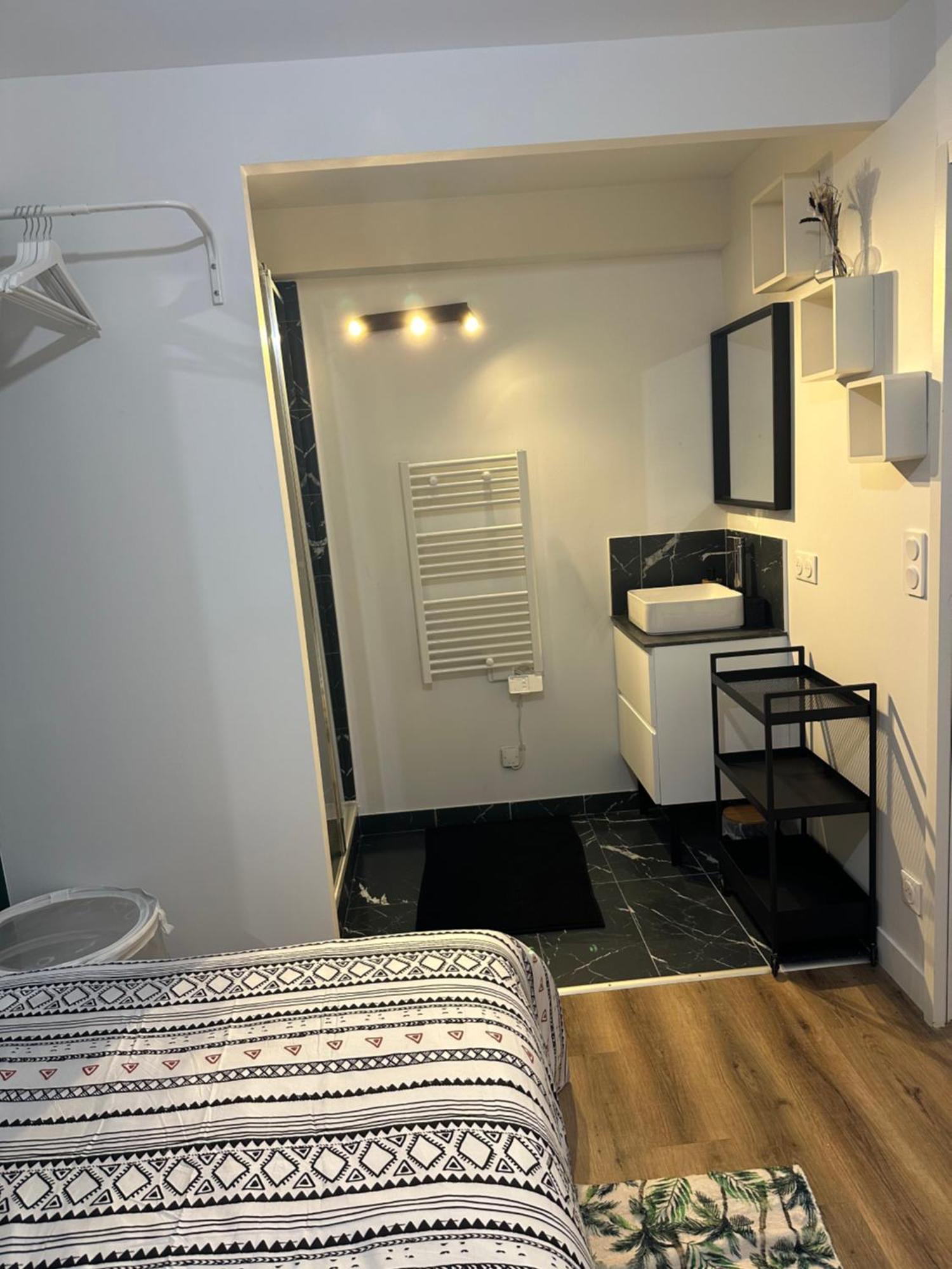 Hébergement de vacances The House , Grand Parking, Proche Gare, Jardin, Jacuzzi