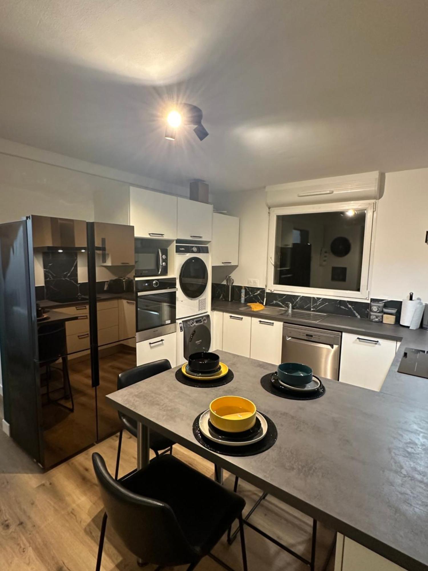 Hébergement de vacances The House , Grand Parking, Proche Gare, Jardin, Jacuzzi *