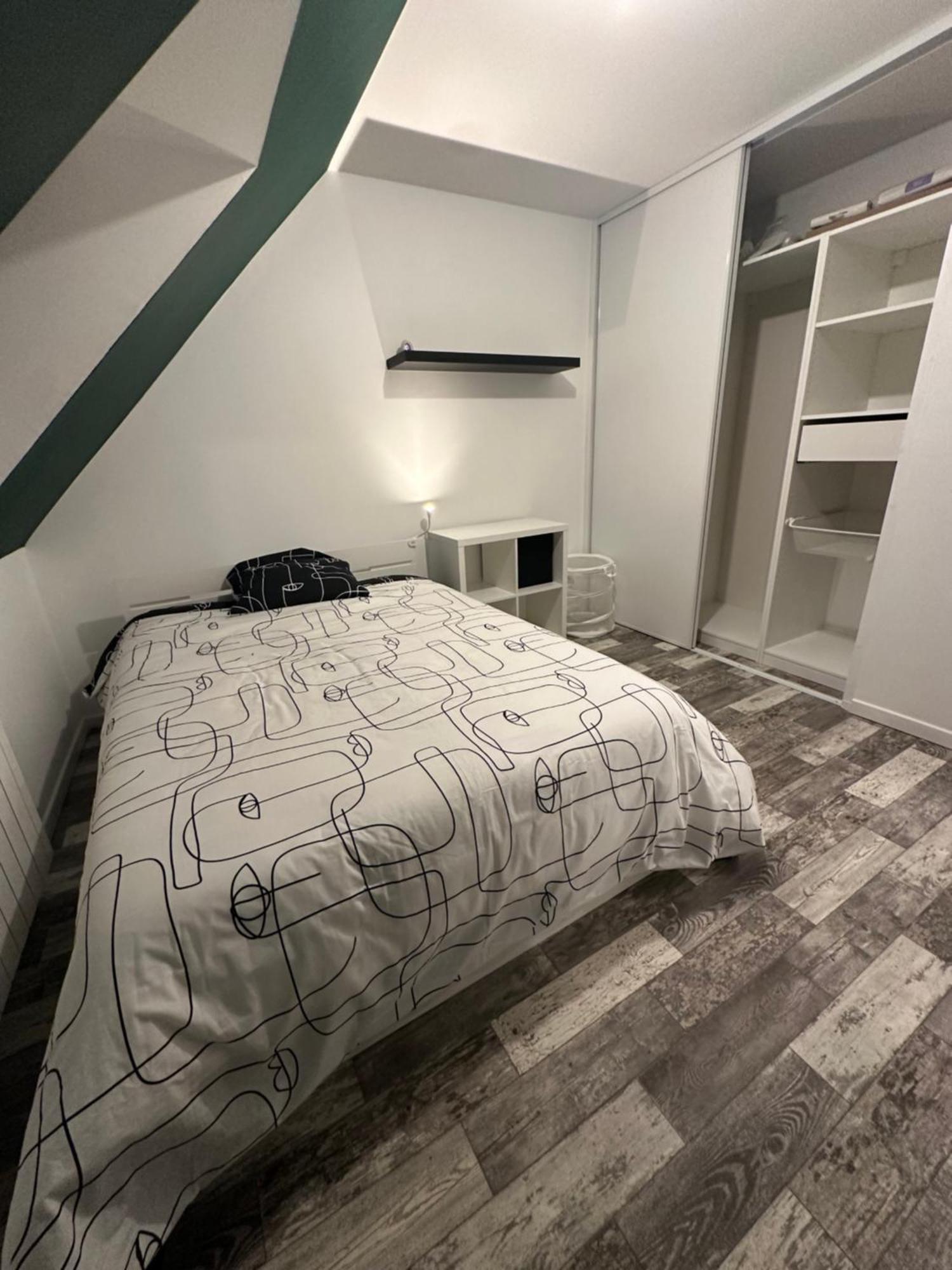 The House , Grand Parking, Proche Gare, Jardin, Jacuzzi Hébergement de vacances