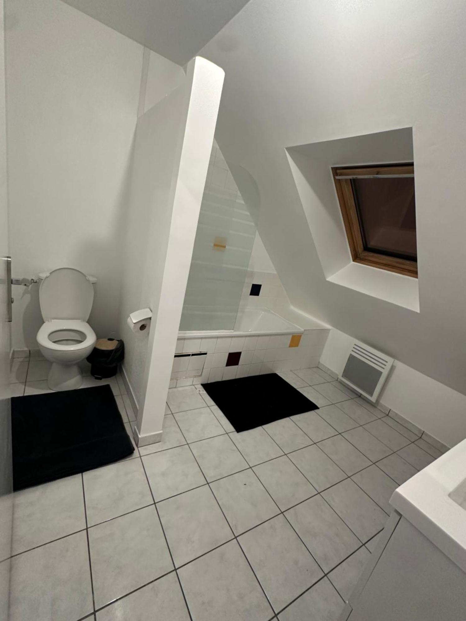 The House , Grand Parking, Proche Gare, Jardin, Jacuzzi