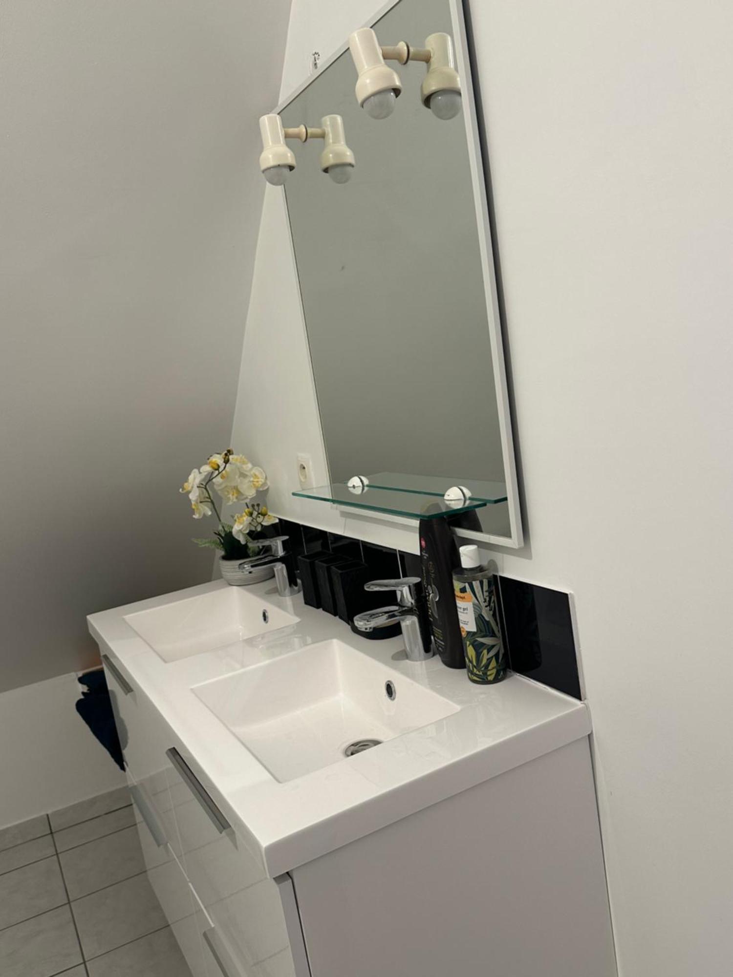 The House , Grand Parking, Proche Gare, Jardin, Jacuzzi