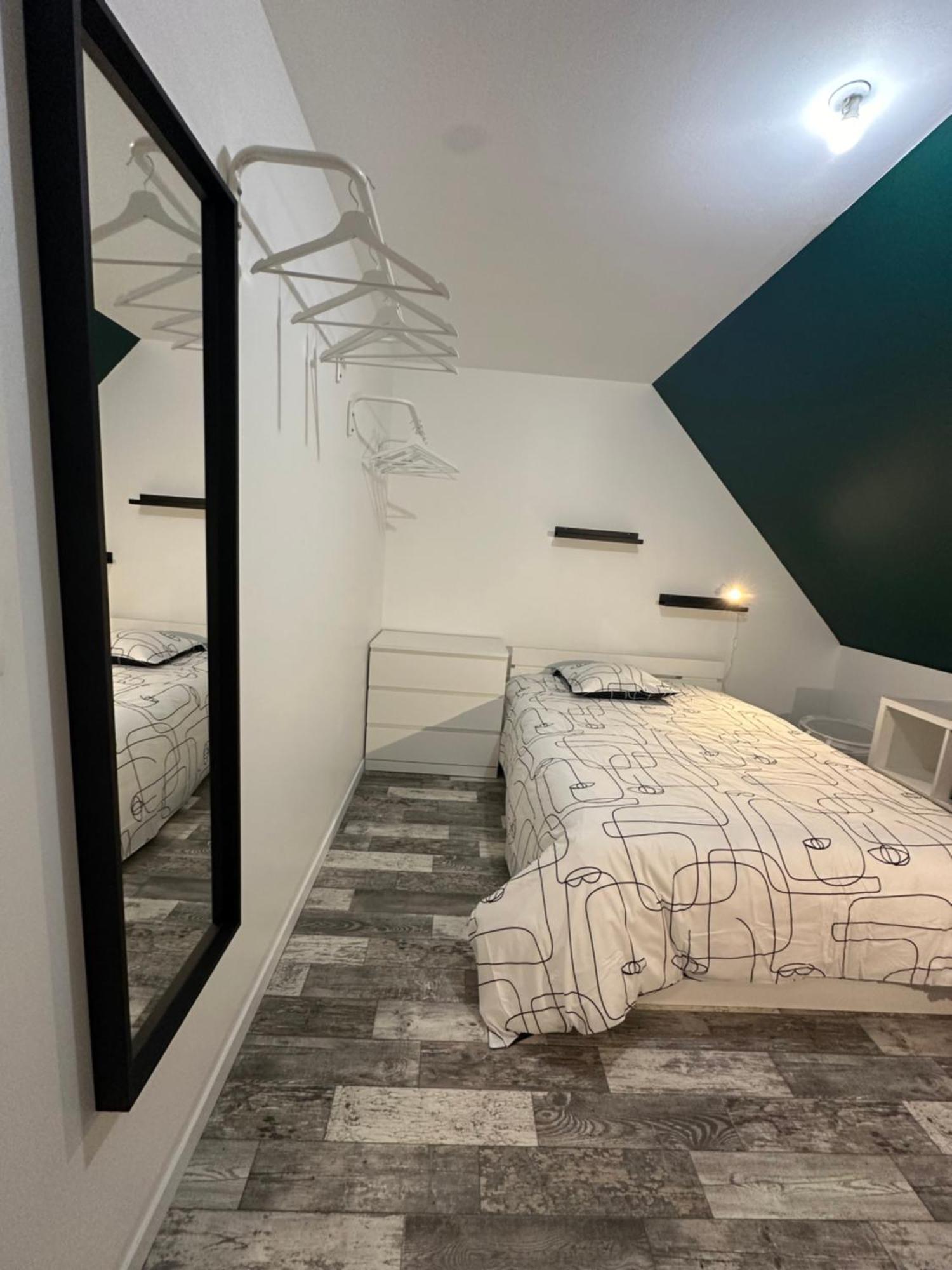 The House , Grand Parking, Proche Gare, Jardin, Jacuzzi Saint-Brieuc