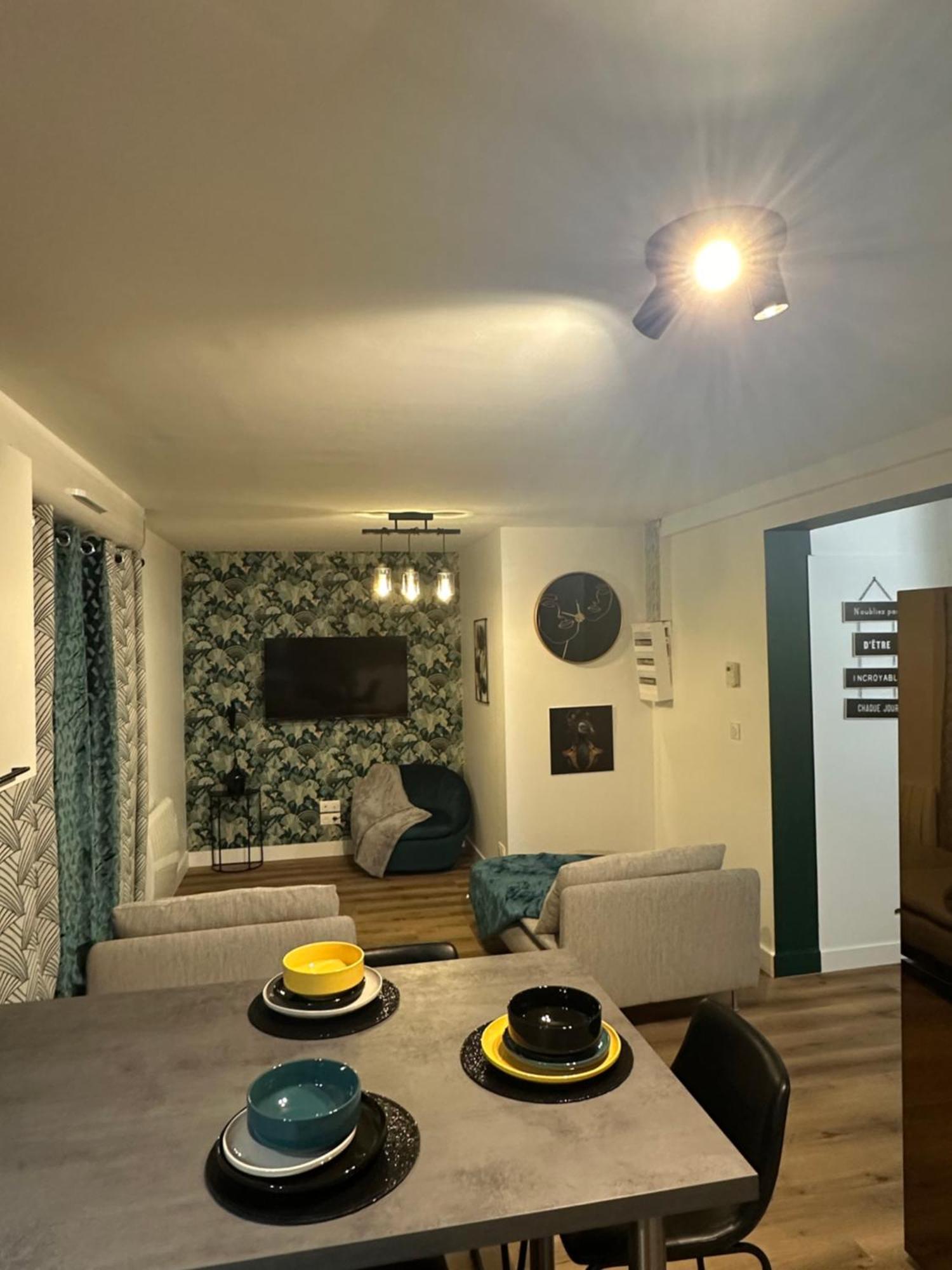 The House , Grand Parking, Proche Gare, Jardin, Jacuzzi