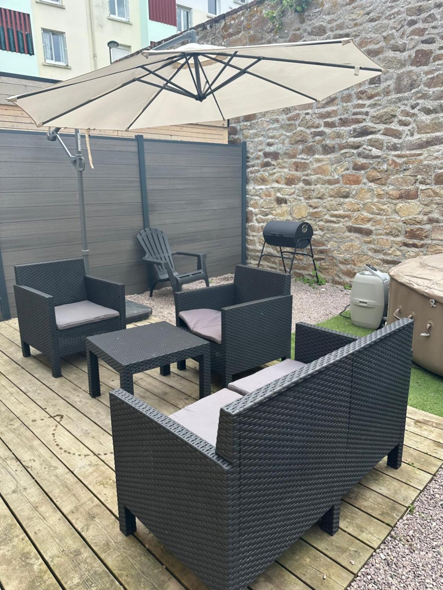 The House , Grand Parking, Proche Gare, Jardin, Jacuzzi *