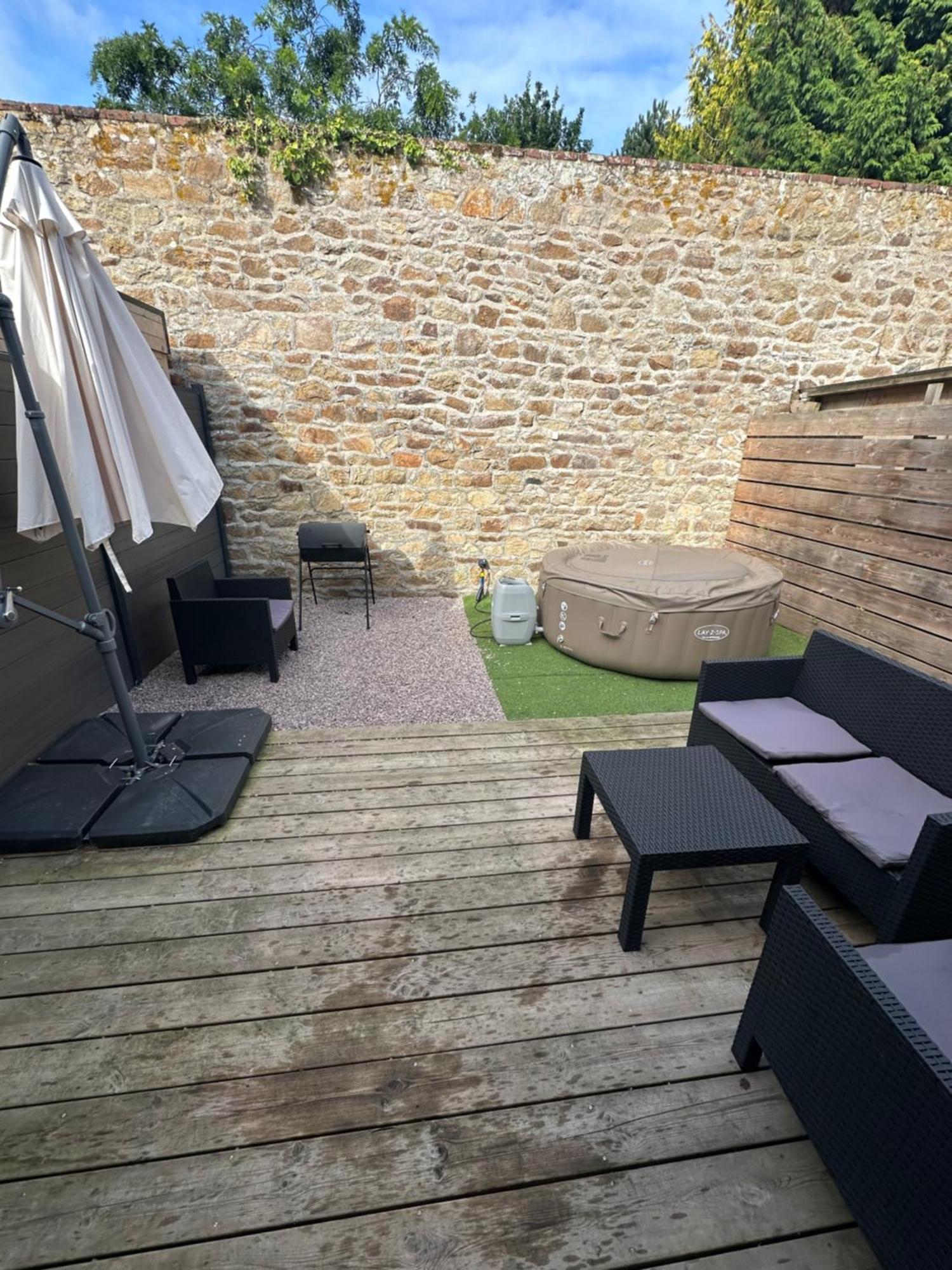 The House , Grand Parking, Proche Gare, Jardin, Jacuzzi